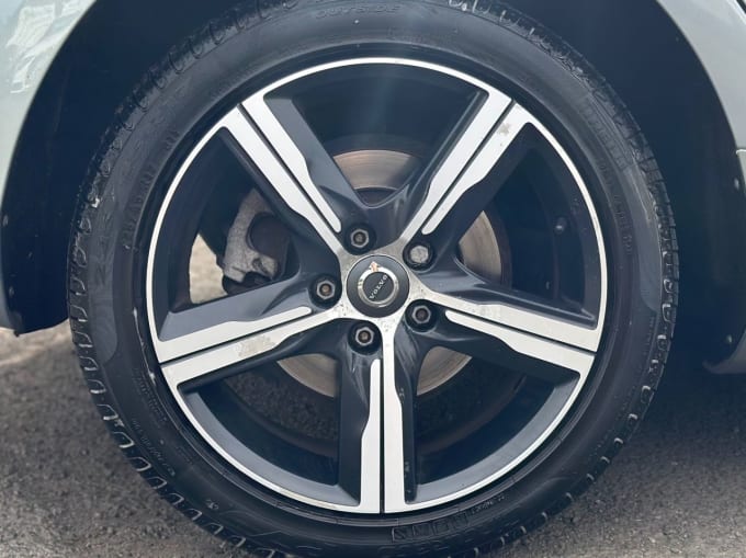 2025 Volvo V40