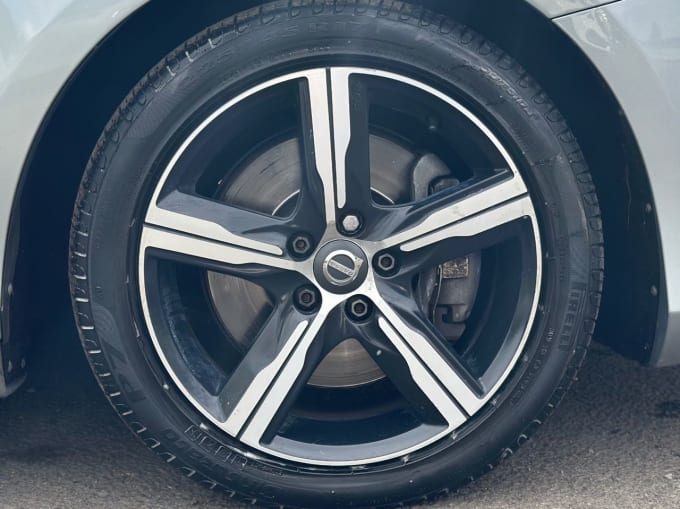 2025 Volvo V40
