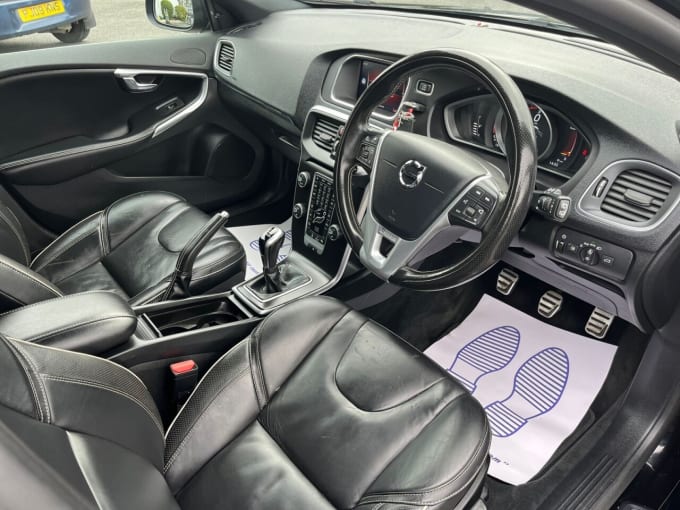 2025 Volvo V40
