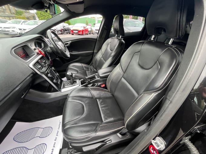 2025 Volvo V40