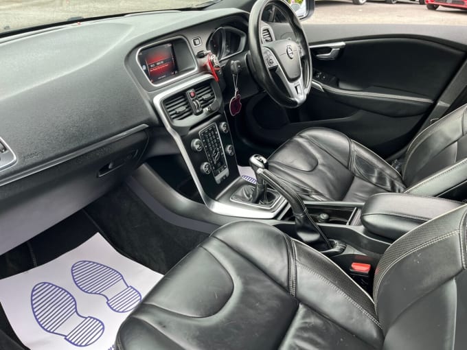 2025 Volvo V40