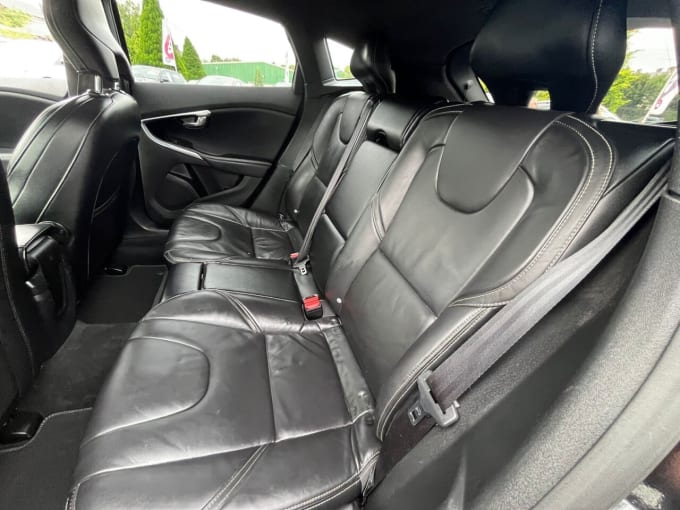 2025 Volvo V40