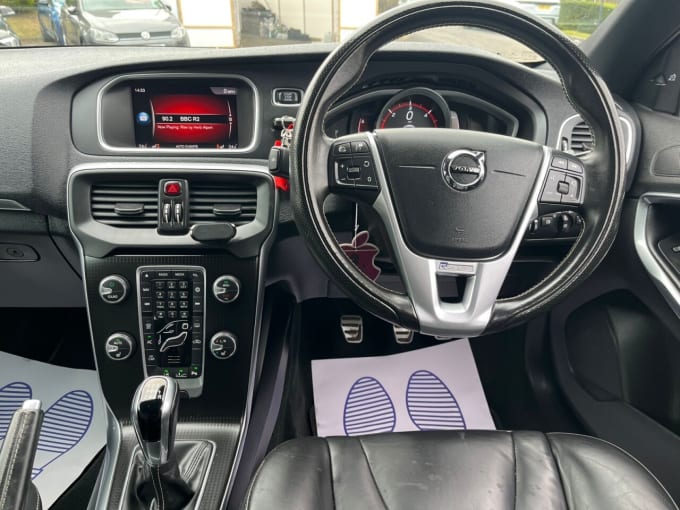 2025 Volvo V40