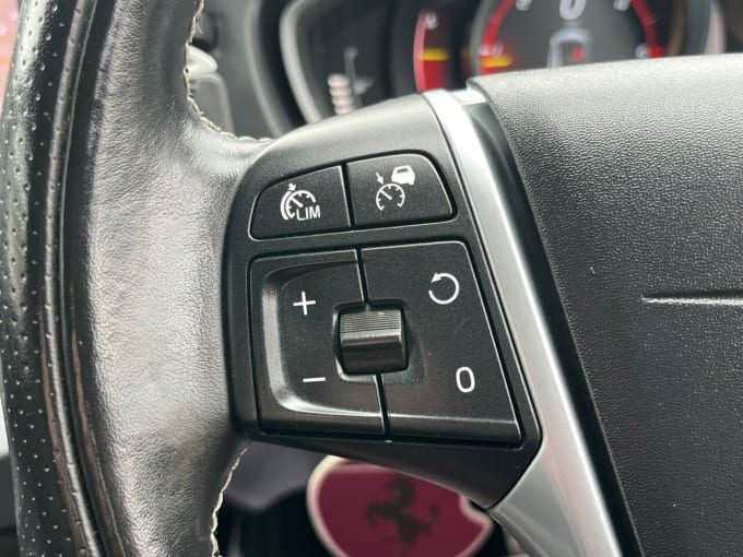 2025 Volvo V40