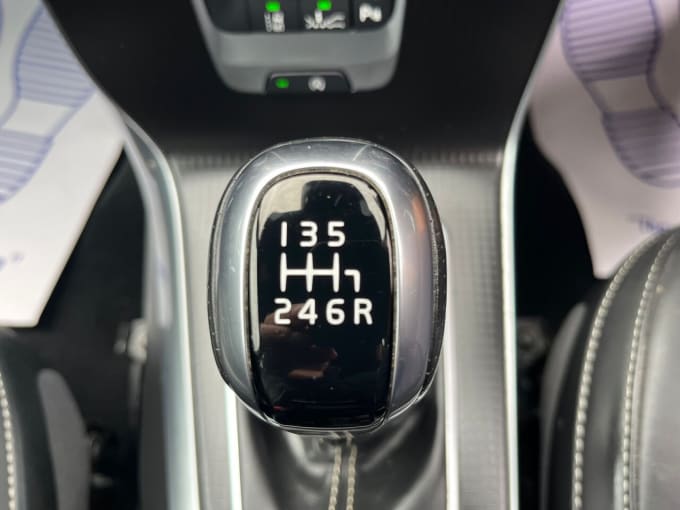 2025 Volvo V40