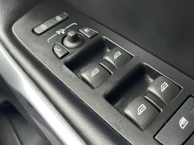 2025 Volvo V40