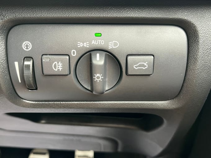 2025 Volvo V40