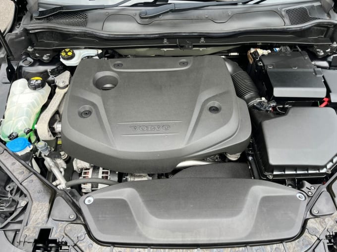 2025 Volvo V40
