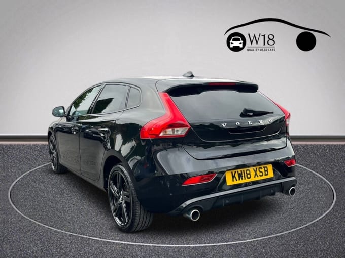 2025 Volvo V40