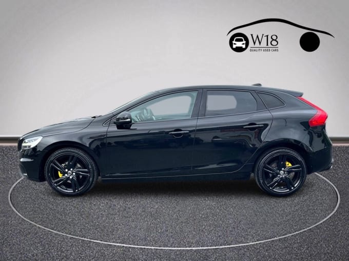 2025 Volvo V40