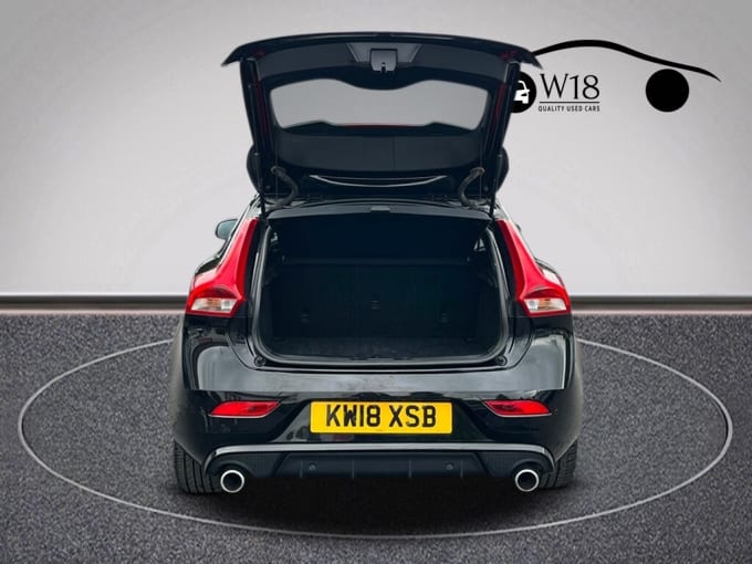 2025 Volvo V40