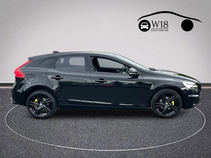 2025 Volvo V40