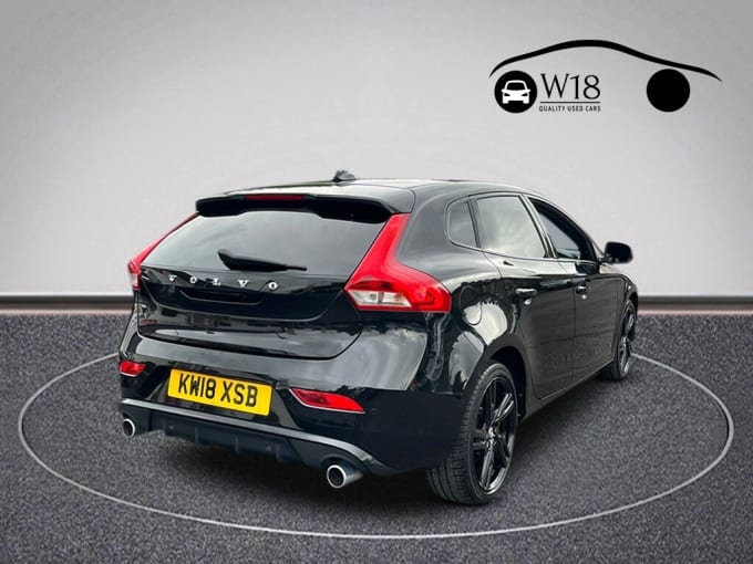 2025 Volvo V40
