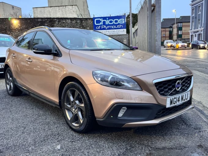 2025 Volvo V40 Cross Country