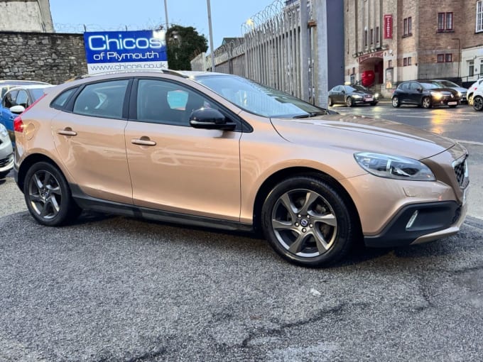 2025 Volvo V40 Cross Country