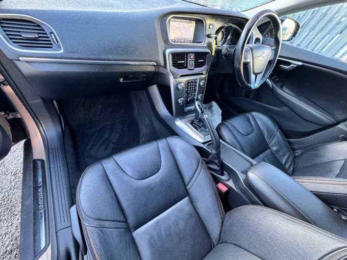 2025 Volvo V40 Cross Country