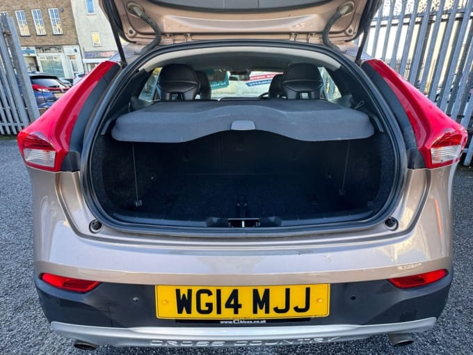 2025 Volvo V40 Cross Country