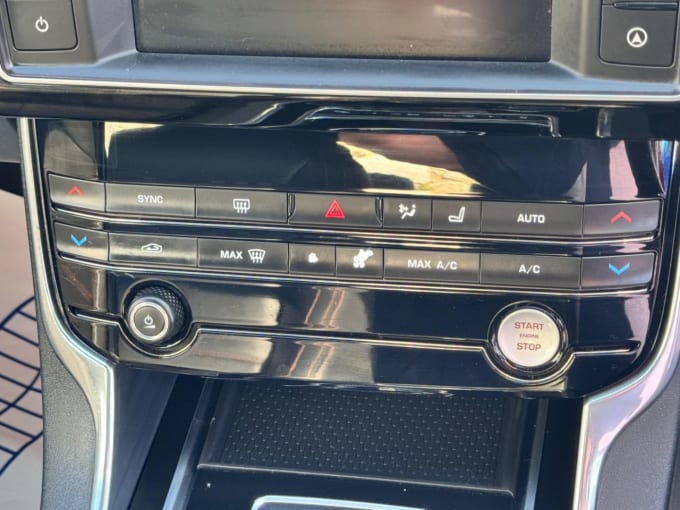 2025 Jaguar Xe