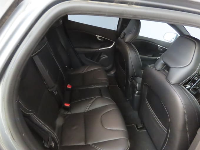 2025 Volvo V40