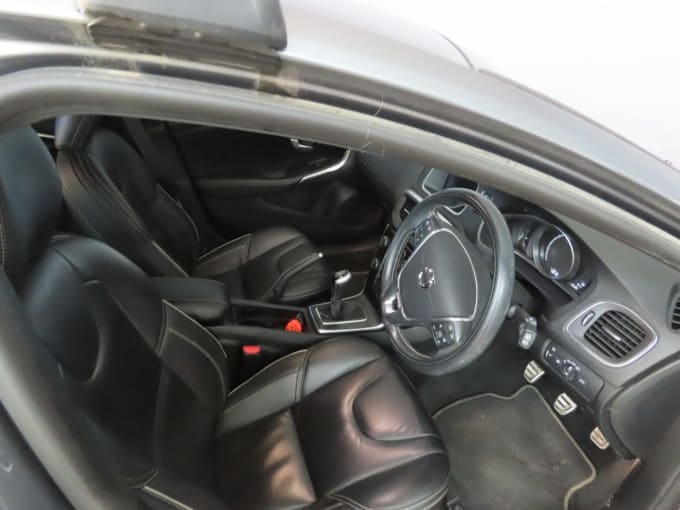 2025 Volvo V40