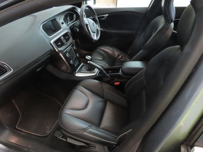 2025 Volvo V40