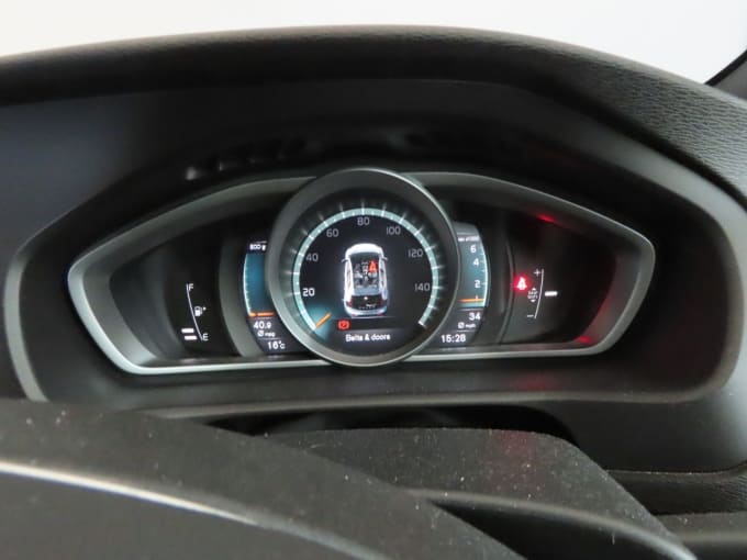 2025 Volvo V40