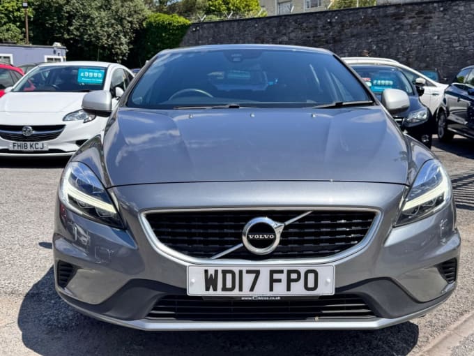 2025 Volvo V40