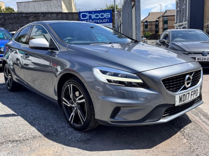 2025 Volvo V40