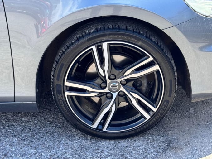 2025 Volvo V40