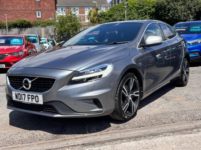 2025 Volvo V40