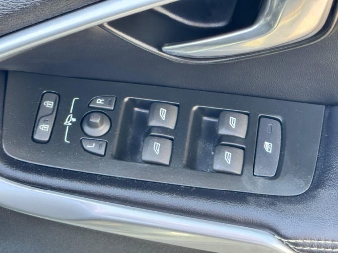 2025 Volvo V40
