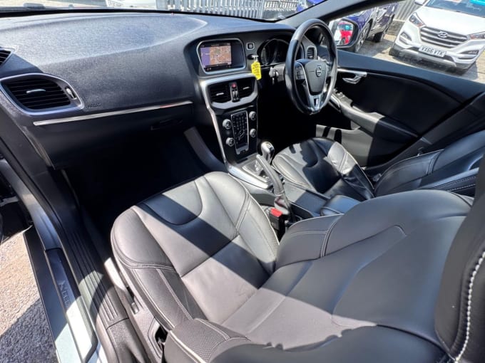 2025 Volvo V40