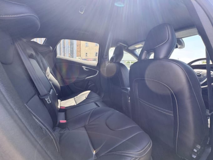 2025 Volvo V40