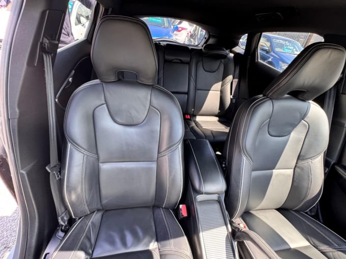 2025 Volvo V40