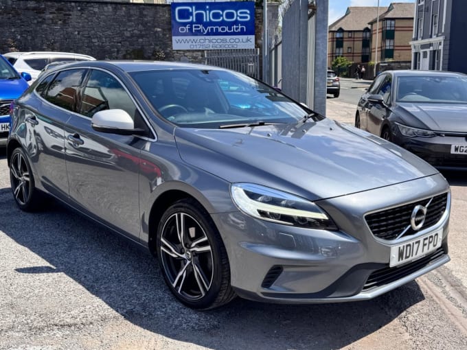 2025 Volvo V40