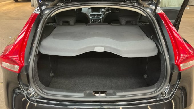 2025 Volvo V40