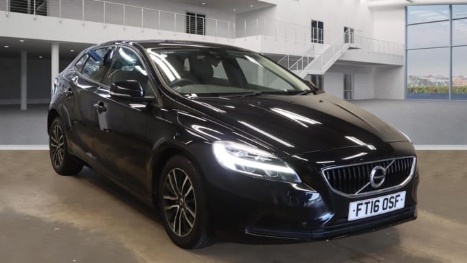 2025 Volvo V40