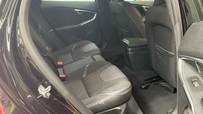 2025 Volvo V40