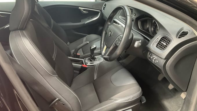 2025 Volvo V40