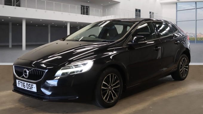 2025 Volvo V40