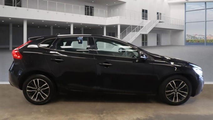 2025 Volvo V40