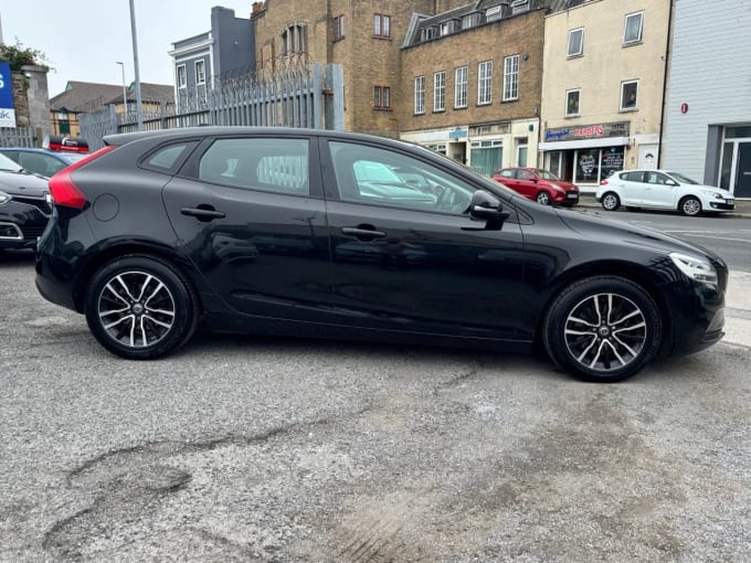 2025 Volvo V40