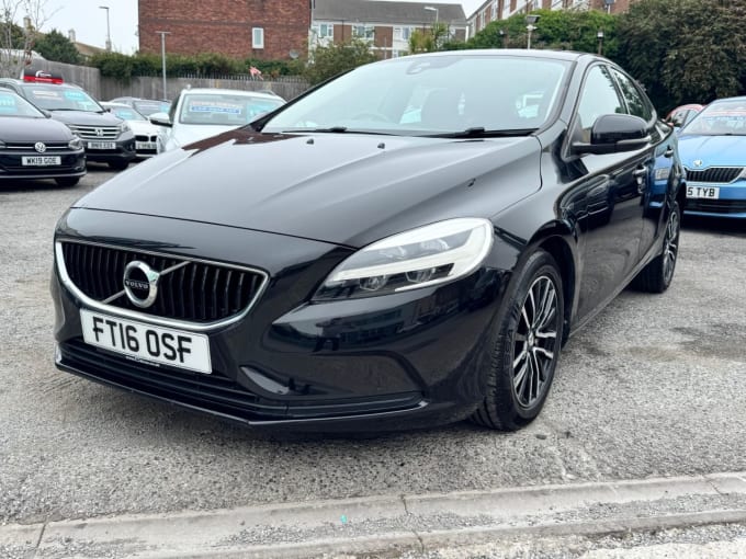 2025 Volvo V40