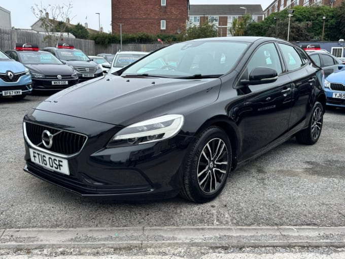 2025 Volvo V40