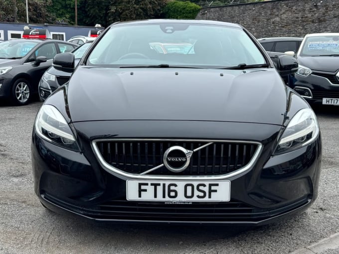 2025 Volvo V40