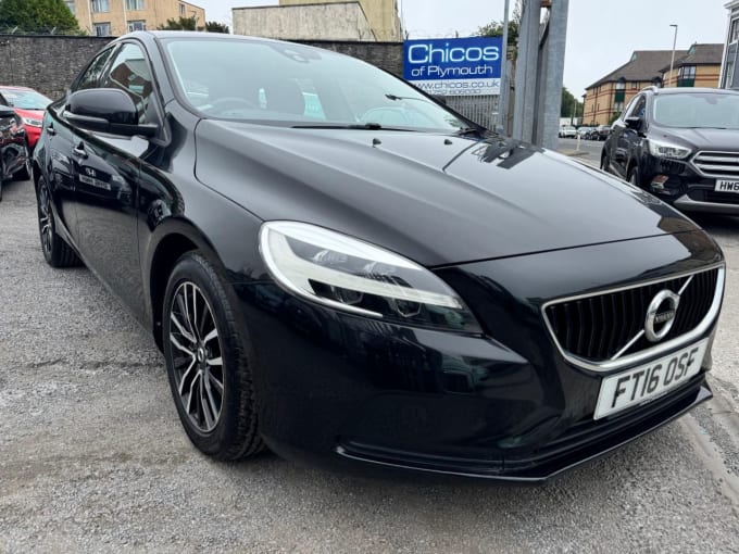 2025 Volvo V40