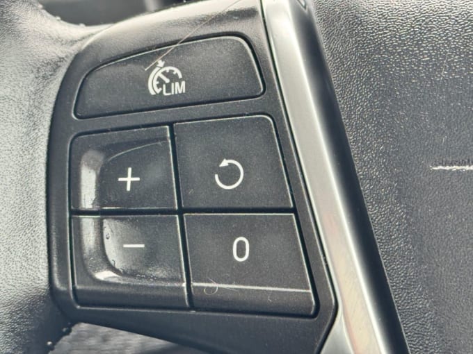 2025 Volvo V40