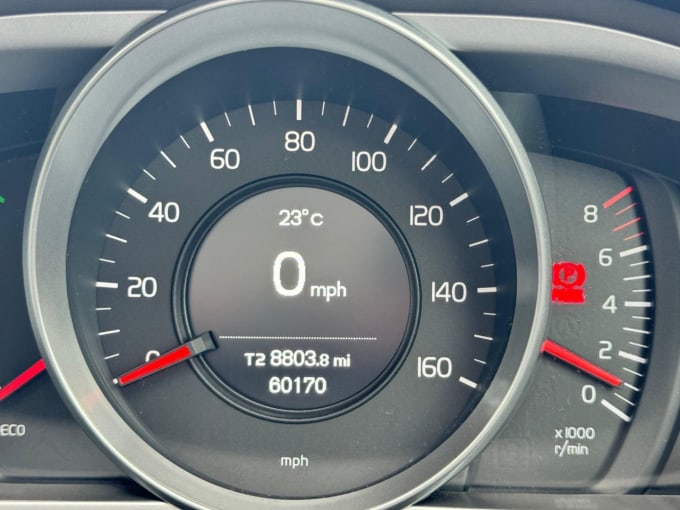 2025 Volvo V40