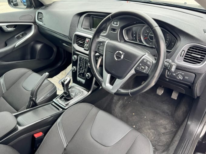 2025 Volvo V40
