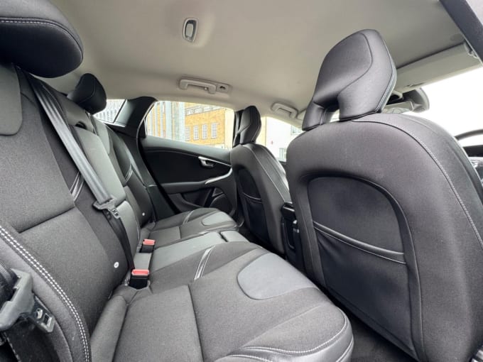 2025 Volvo V40